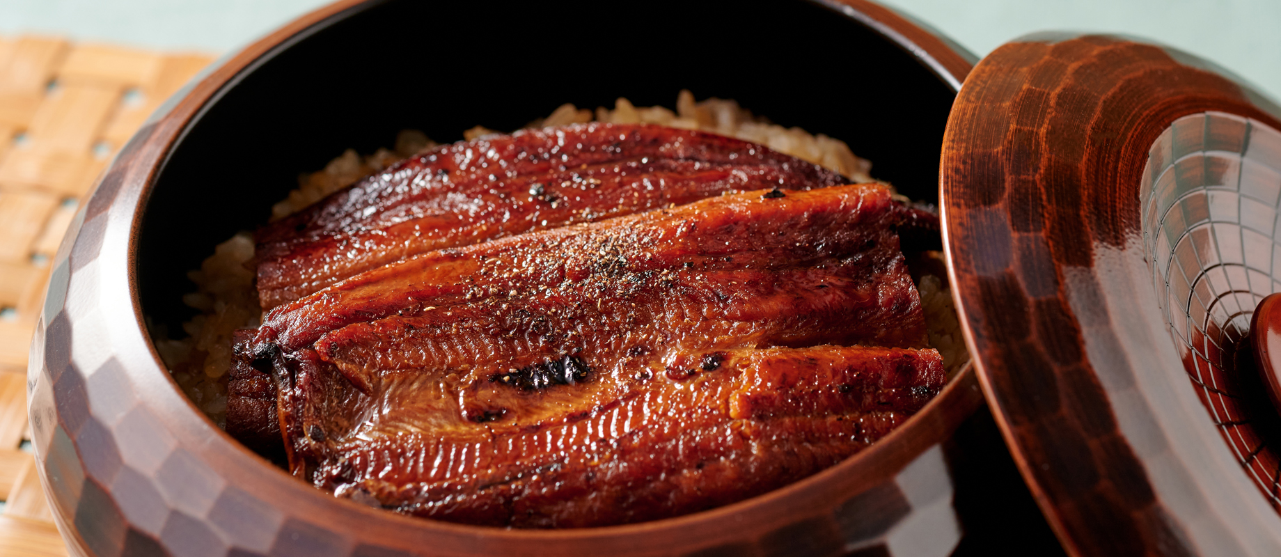 鹿児島県産の鰻をまるごと一尾贅沢に使用。ふっくら柔らかく、見た目にも豪華な炊き上がり。