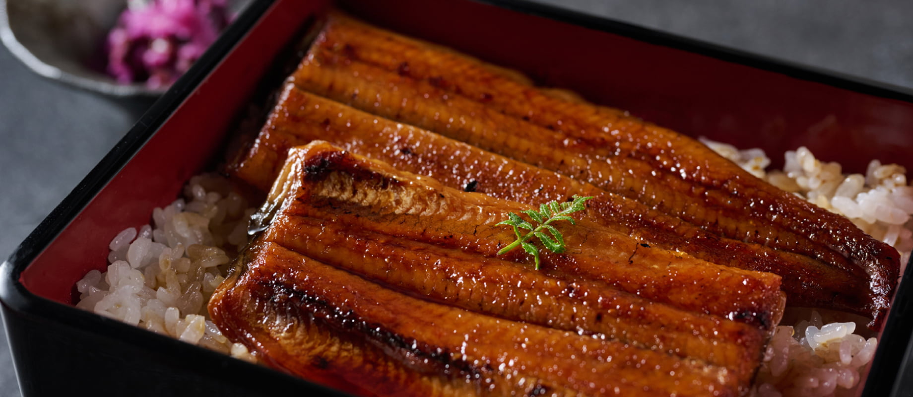 鹿児島県産の鰻をまるごと一尾贅沢に使用。ふっくら柔らかく、見た目にも豪華な炊き上がり。
